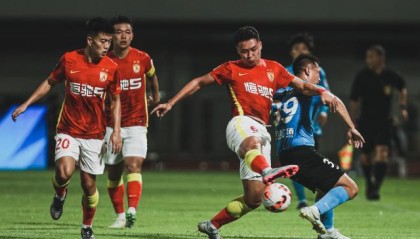 开云体育入口-【中超】李扬头球被吹刘世博神扑 10人广州0比0大连